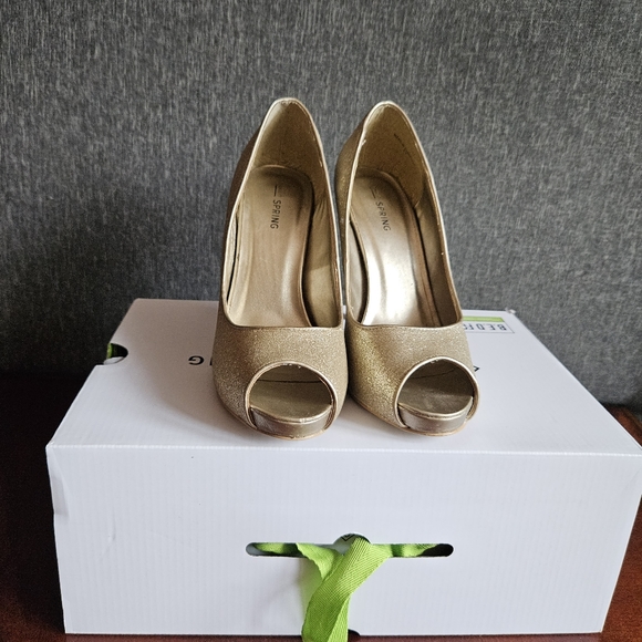 Gold peep toe pumps - Picture 2 of 6